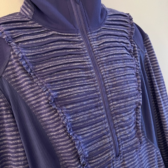 LULULEMON ATHLETICA HALF ZIPPER SIZE 4 ( small).came with the bag!!! - Picture 3 of 9